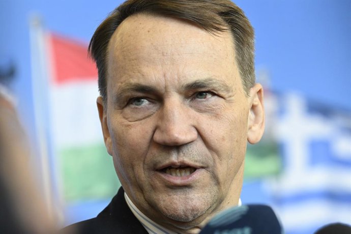 Archivo - Arquivo - 4 de abril de 2025, Bruxelas, Bélgica: Radosław Sikorski, Ministro das Relações Exteriores, fala durante uma coletiva de imprensa na sede da OTAN em Bruxelas, Bélgica, em 4.04.2025, após a conclusão da reunião do Conselho do Atlântico 