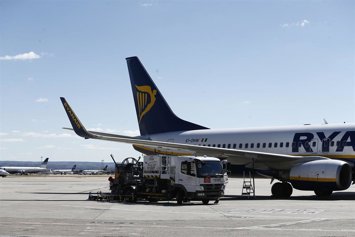 Archivo - Aeropuerto de Barajas, avión, mantenimiento, pista de despegue y aterrizaje, camiones en pista de aterrizaje, despegue, vistas, vistas del aeropuerto, Tren de aterrizaje, ruedas de avión, cola, reactor, turbina, motor de avión, ala de avión, fla