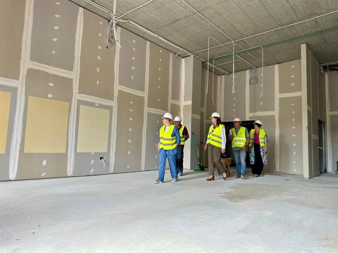 La alcaldesa durante su visita a las obras del Centro de Día para Mayores