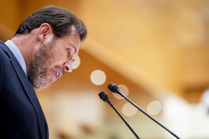 El ministro de Transportes y Movilidad Sostenible, Óscar Puente, interviene durante una sesión de control al Gobierno, en el Senado, a 9 de septiembre de 2025, en Madrid (España).