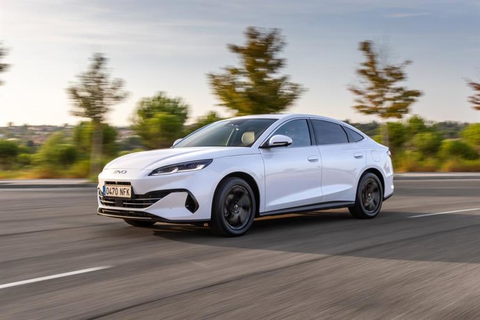 BYD lanza el Seal 6 DM-i, su nuevo híbrido enchufable, disponible desde 27.990 euros