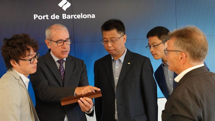 El presidente del Puerto de Barcelona, José Alberto Carbonell, recibiendo a una delegación del Puerto de Shanghái.