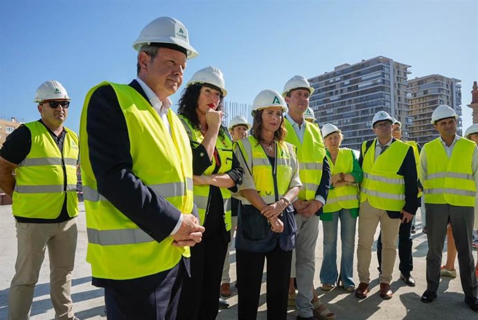 El secretario de Estado de Transportes, José Antonio Santano, la consejera de Fomento, Rocío Díaz, la alcaldesa de Almería, María del Mar Vázquez, y el subdelegado del Gobierno, José María Martín, durante la visita a las obras de integración ferroviaria.