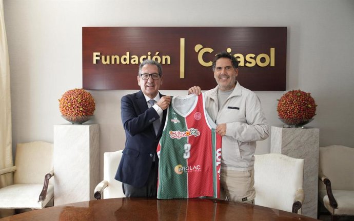El presidente de la Fundación Cajasol, Antonio Pulido, y el presidente del club de baloncesto Caja87, Gonzalo Crespo tras la firma del acuerdo de colaboración.