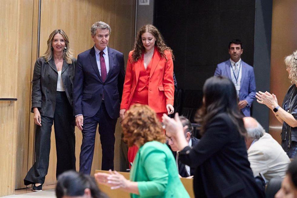 Archivo - (I-D) La portavoz del PP en el Senado, Alicia García; el presidente del PP, Alberto Núñez Feijóo, y la portavoz del PP en el Congreso, Ester Muñoz, durante la reunión plenaria de los grupos parlamentarios del Partido Popular del Congreso y del
