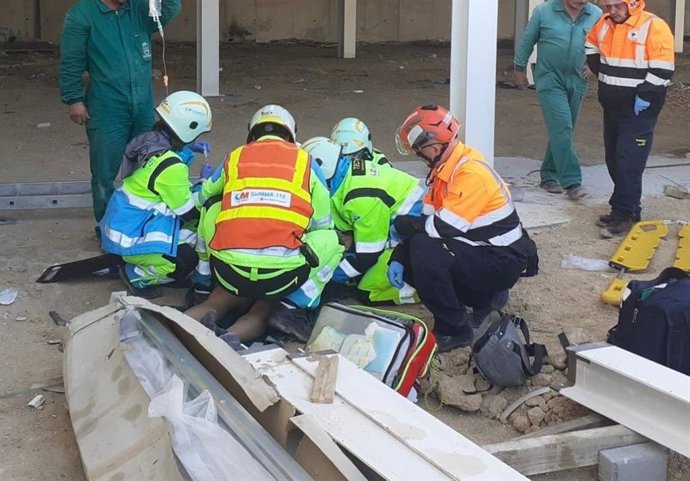 Grave un trabajador de 35 años tras precipitarse desde una altura de cuatro metros en Alcorcón