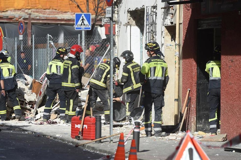 Bomberos trabajan en el bar donde se ha producido la explosión, a 13 de septiembre de 2025, en Madrid (España). La explosión ha tenido lugar en el bar-restaurante Mis tesoros, ubicado en la calle Manuel Maroto de Puente de Vallecas, sobre las 15:00 hora
