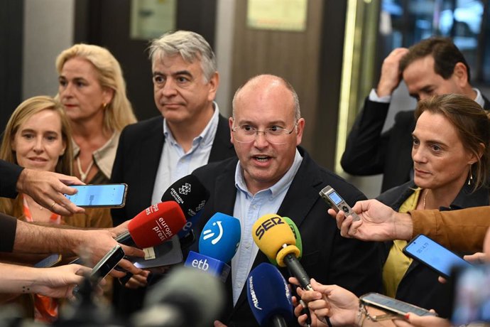 El secretario general de PP, Miguel Tellado, atiende a los medios tras una reunión con cargos y afiliados del PP de Vizcaya. 