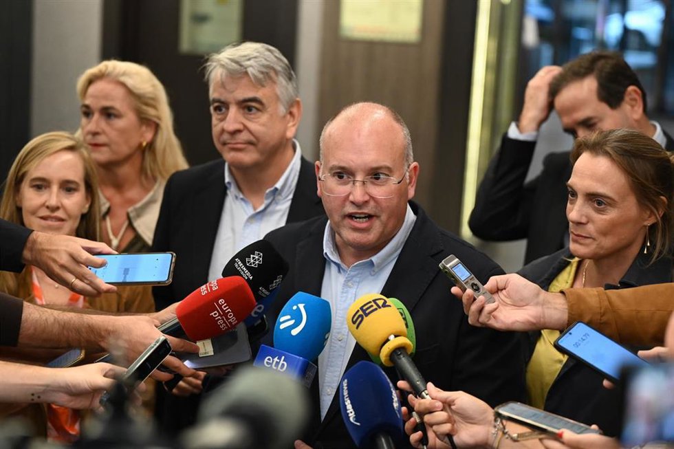 El secretario general de PP, Miguel Tellado, atiende a los medios tras una reunión con cargos y afiliados del PP de Vizcaya. 