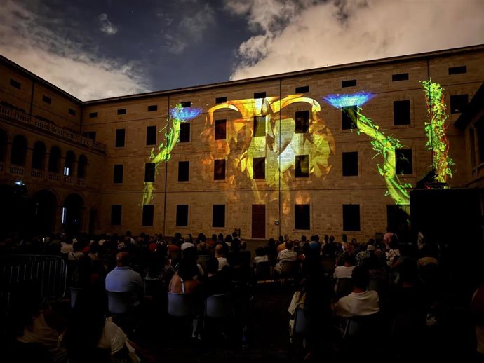Espectáculo de 'videomapping' proyectado sobre la fachada del patio de La Misericòrdia.