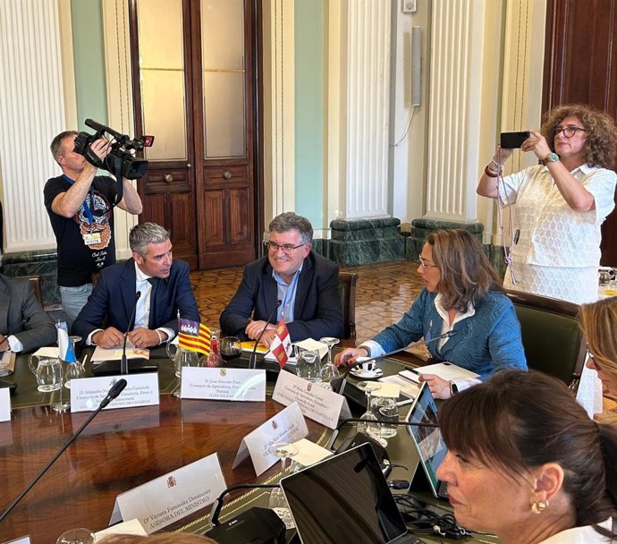 El conseller de Agricultura, Pesca y Medio Natural, Joan Simonet, en reunión para evaluar la propuesta de la PAC y el Fempa 2028-2034.