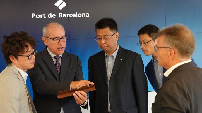El president del Port de Barcelona, José Alberto Carbonell, rebent a una delegació del Port de Shanghái.