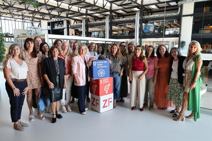 Foto de família pel cinquè aniversari del Consell de la Dona de la Zona Franca de Barcelona