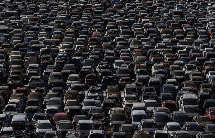 Archivo - Vista aérea de un desguace de vehículos