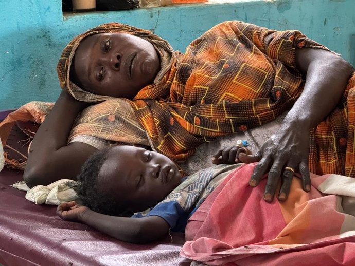 Archivo - KOSTI, March 8, 2025  -- A woman and her child are seen at the dedicated section for paediatric and maternity ward of a cholera treatment center, in Kosti, White Nile State, Sudan, March 7, 2025. At least 92 people have died from cholera in Suda