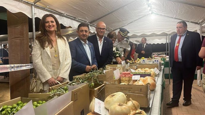 El presidente de la Diputación Provincial de Jaén, Paco Reyes,  junto al subdelegado del Gobierno de España en Jaén, Manuel Fernández, y la alcaldesa de Alcaudete, Yolanda Caballero, en Concurso Hortofrutícola de Alcaudete.