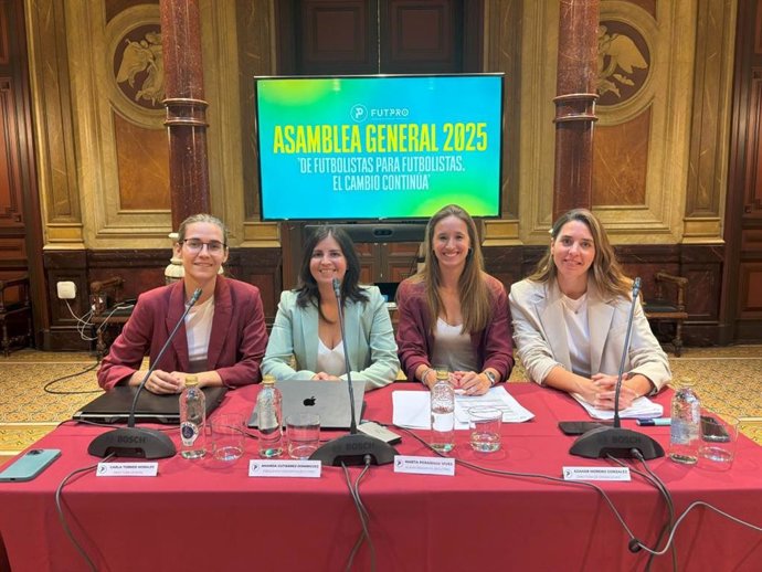 Marta Perarnau, junto a Amanda Gutiérrez, tras la Asamblea General de FUTPRO