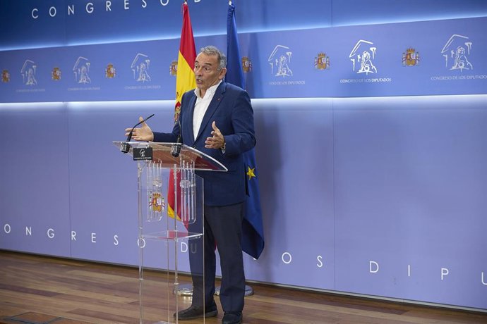 El portavoz adjunto y diputado de Sumar en el Congreso, Enrique Santiago, durante una rueda de prensa, en el Congreso de los Diputados, a 12 de septiembre de 2025, en Madrid (España).