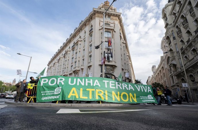 Archivo - Arquivo - Dezenas de pessoas atrás de uma faixa em uma manifestação contra a multinacional Altri, organizada pela plataforma Ulloa Viva, Ecologistas en Acción e Greenpeace, em frente ao Congresso dos Deputados, em 8 de maio de 2025, em Madri (Es
