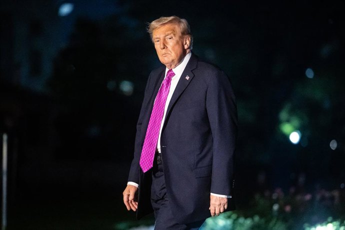 14 de setembro de 2025, Washington, Distrito de Columbia, EUA: O presidente dos Estados Unidos, Donald J. Trump, chega ao gramado sul da Casa Branca em Washington, DC, EUA, no domingo, 14 de setembro de 2025, após um fim de semana em Nova York, Nova York 