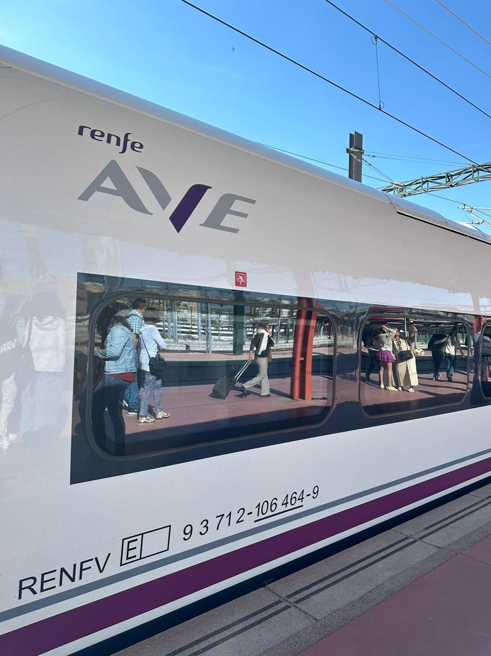 Archivo - Tren de alta velocidad en una imagen de archivo