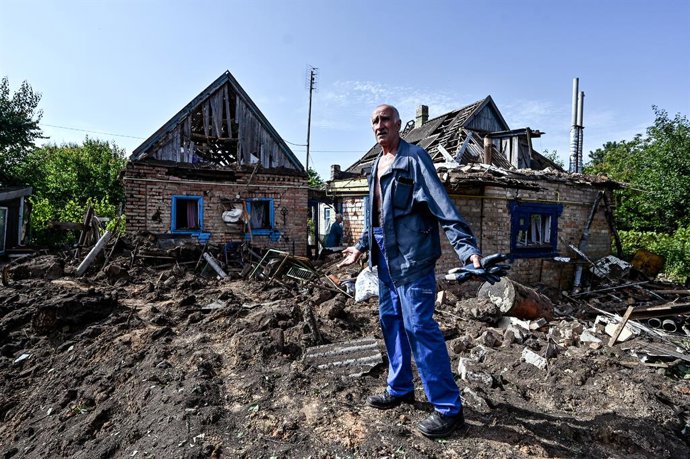Archivo - Arquivo - Um homem ao lado de sua casa, atingida por um ataque de artilharia russa, na cidade de Kushuhum, em Zaporiyia, Ucrânia (arquivo).
