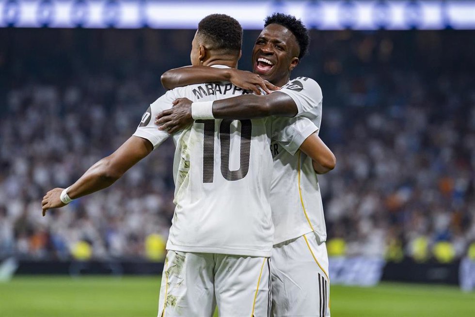 19 August 2025, Spain, Madrid: Real Madrid's Kylian Mbappe (L) celebrates scoring his side's first goal with teammate Vinicius Junior during the Spanish Primera Division soccer match between Real Madrid CF and CA Osasuna at Estadio Santiago Bernabeu. Ph