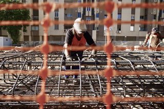 Operarios de la construcción trabajan en las obras del tramo I de la prolongación del Metro de Málaga. A 04 de septiembre de 2025, en Málaga (Andalucía, España). La consejeras de Economía, Hacienda y Fondos Europeos, Carolina España, y de Fomento, Articul