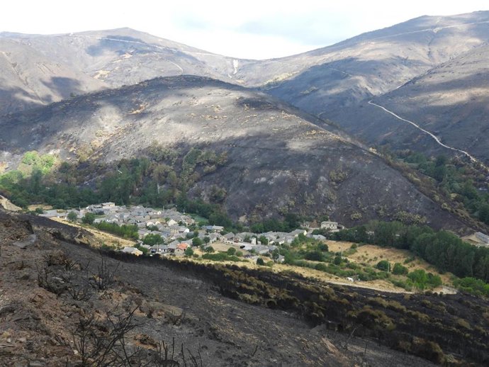 Zona calcinada tras los incendios en Pobladura de la Sierra (León), donde se encuentra el manantial de 'La Borrazal'.