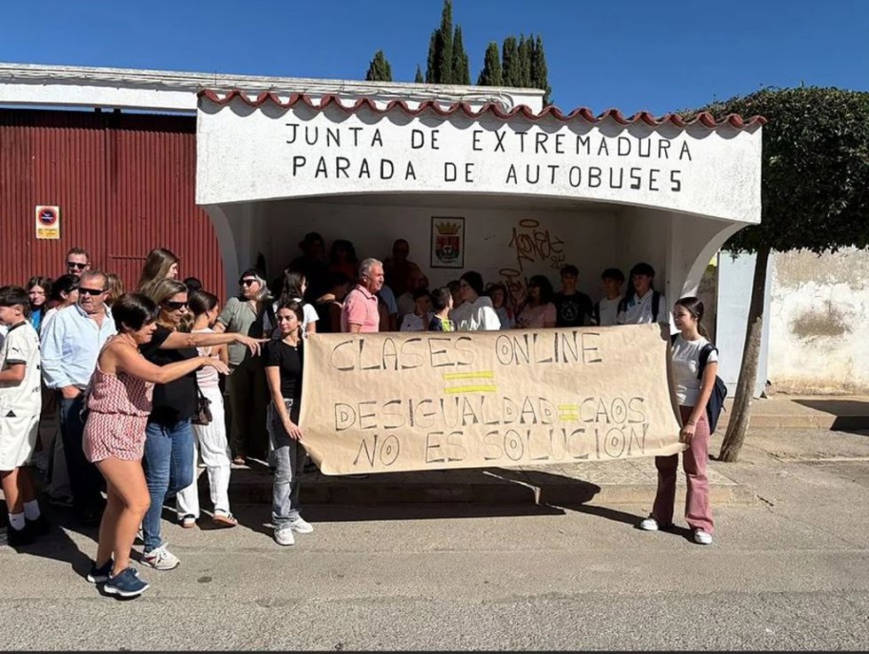 Concentración en Fuente de CAntos por el transporte escolar