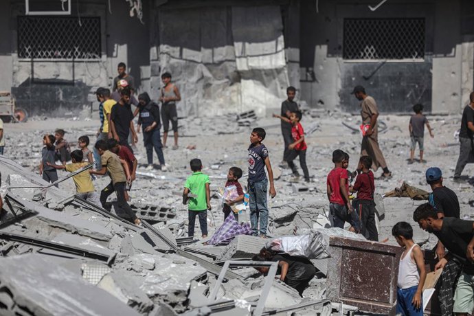 15 de setembro de 2025, Territórios Palestinos, Cidade de Gaza: Palestinos inspecionam a escala de destruição após a Torre al-Ghafri ser completamente destruída como resultado dos ataques israelenses à Cidade de Gaza. Foto: Omar Ashtawy/APA Images via ZUM