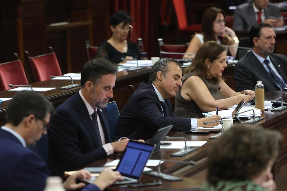 Archivo - El conseller de Educación del Govern balear, Antoni Vera, en el centro.
