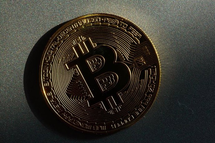 Archivo - (Foto de ARCHIVO) FILED - 05 March 2022, Berlin: A coin bearing the logo of the bitcoin cryptocurrency lies on a table. Photo: Fernando Gutierrez-Juarez/dpa-Zentralbild/dpa  05/3/2022 ONLY FOR USE IN SPAIN