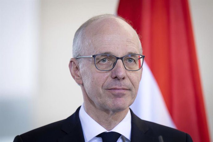 Archivo - 1º de julho de 2025, Berlim, Berlim, Alemanha: Luc Frieden recebe o primeiro-ministro de Luxemburgo com honras militares para uma reunião conjunta com o chanceler federal, seguida de uma declaração à imprensa na Chancelaria Federal. Berlim, 0