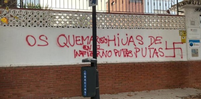 Pintada aparecida en la fachada de un colegio católico de Málaga capital.