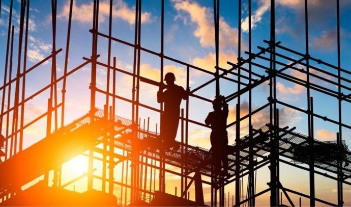 Archivo - Trabajadores de la construcción