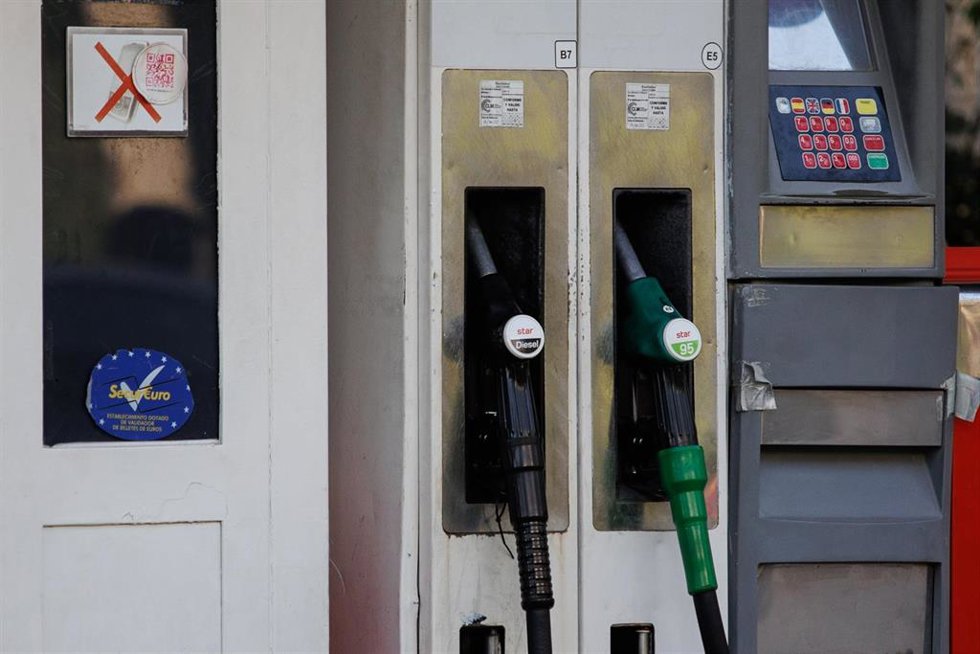 Archivo - Dispensadores de carburante en una gasolinera, a 11 de octubre de 2023, en Madrid (España). Tras más de tres meses seguidos con subidas en los precios de los carburantes, las gasolineras han comenzado a rebajar los precios, siendo el precio de