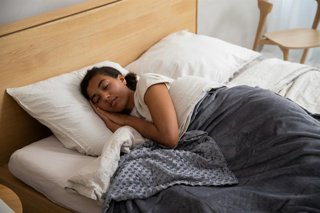 Nuria Márquez, fisioterapeuta: "Esta es la mejor postura para dormir y despertarte con menos dolor de espalda"