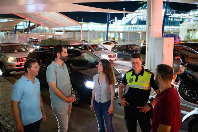 Archivo - La presidenta de la Autoridad Portuaria de Almería, Rosario Soto, durante una visita al operativo de la OPE 2025 en el Puerto de Almería.