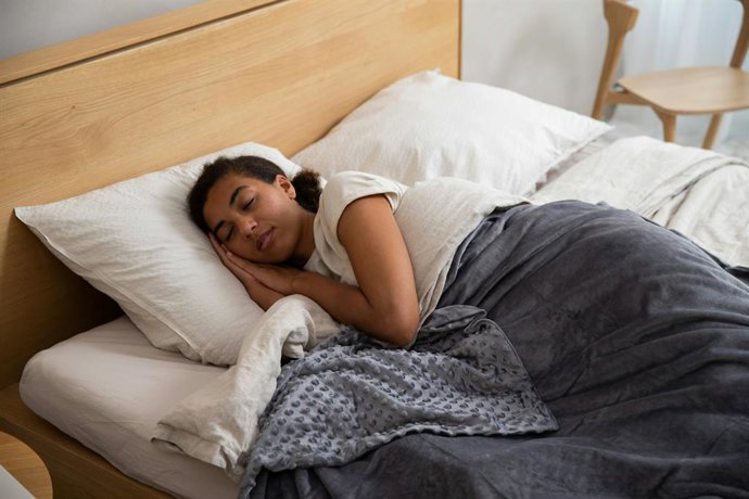 Nuria Márquez, fisioterapeuta: "Essa é a melhor posição para dormir e acordar com menos dor nas costas".