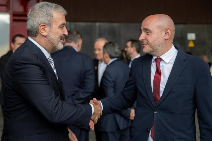 Archivo - El alcalde de Barcelona, Jaume Collboni (i), y el delegado del Gobierno en Catalunya, Carlos Prieto (d), durante la 36 edición de los Premios Pymes