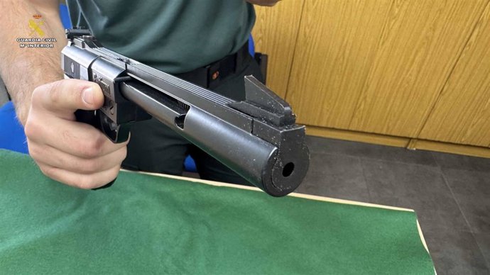 Archivo - La Guardia Civil denuncia a un vecino de Logroño por portar y exhibir una pistola de aire comprimido en Nalda