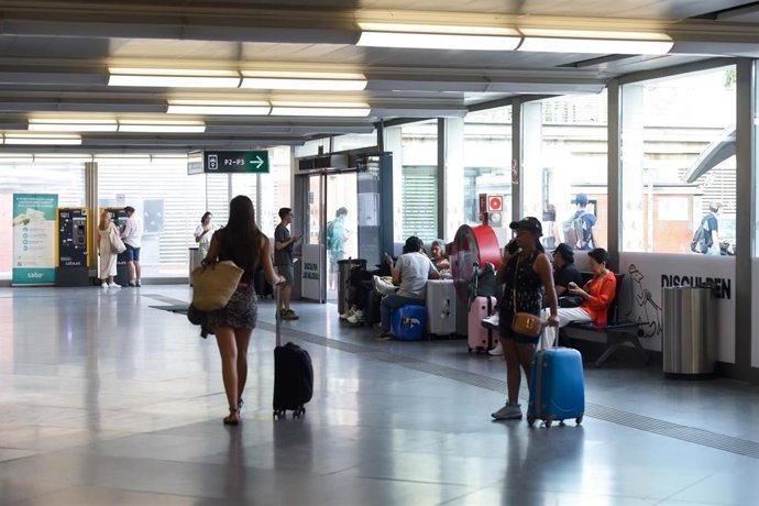 Varias personas en la estación Puerta de Atocha - Almudena Grandes, a 27 de agosto de 2025, en Madrid (España). 