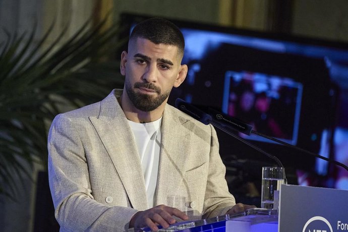 El actual Campeón Mundial de Peso Ligero de UFC, Ilia Topuria, durante un desayuno informativo de Nueva Economía Forum, en el Real Casino Gran Círculo de Madrid, a 16 de septiembre de 2025, en Madrid (España).