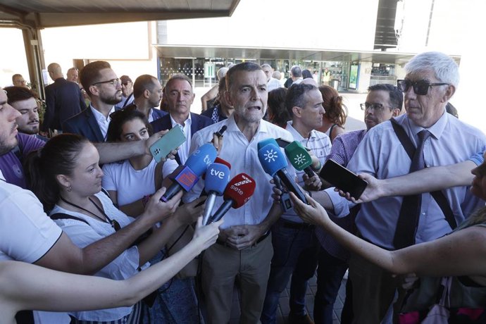 El coordinador federal de IU, Antonio Maíllo, atiende a los medios en Córdoba.