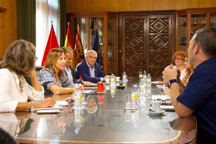 La alcaldesa de Zaragoza, Natalia Chueca, con los representantes de las entidades vecinales del Parque Bruil