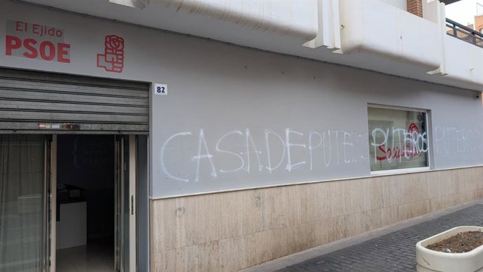 Pintadas en la fachada de la sede del PSOE en El Ejido (Almería).