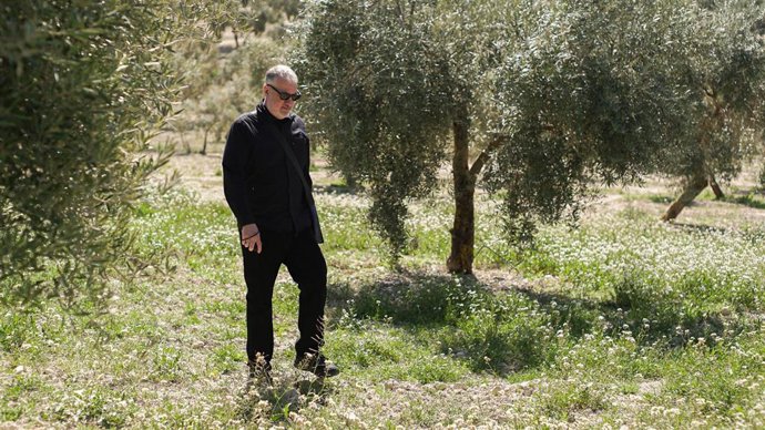 Archivo - El artista neoyorquino Spencer Tunick en un campo de olivos en Granada