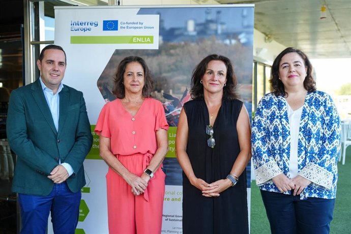 La consejera de Sostenibilidad y Medio Ambiente de la Junta de Andalucía, Catalina García (2i) preside la foto de familia antes de su intervención en el acto. A 16 de septiembre de 2025 en Sevilla, Andalucía (España). 