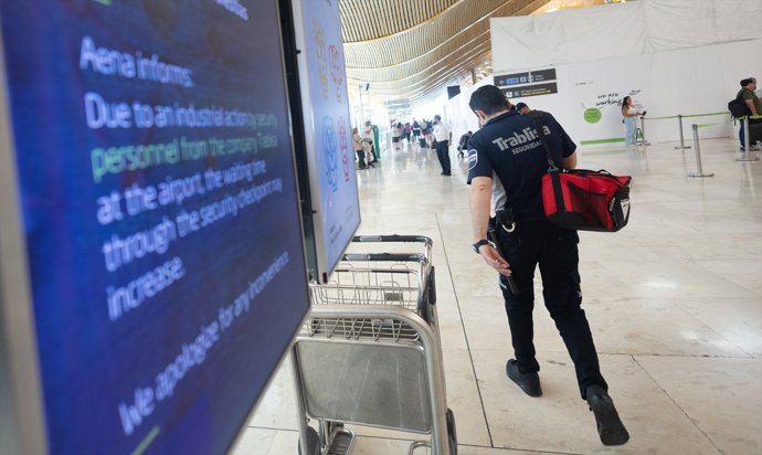 Un agente de Trablisa trabaja en el Aeropuerto Adolfo Suárez Madrid-Barajas